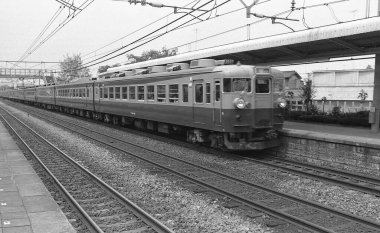 Şehirdeki tren istasyonu, siyah-beyaz görüntülü. 