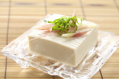 Arka planda soya peynirli soya peyniri, yakın plan.