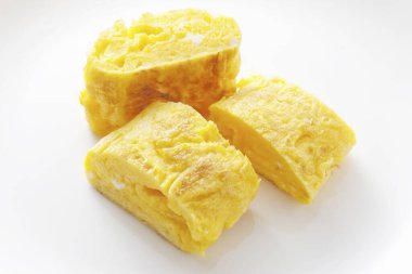 Üzerinde üç parça yiyecek olan beyaz bir tabak.