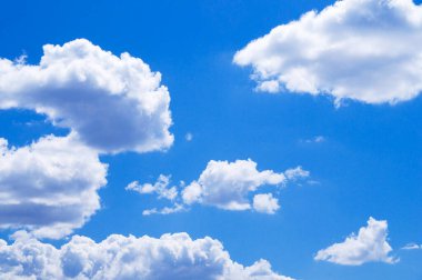Beyaz kümülüs bulutlu mavi gökyüzü, soyut arkaplan