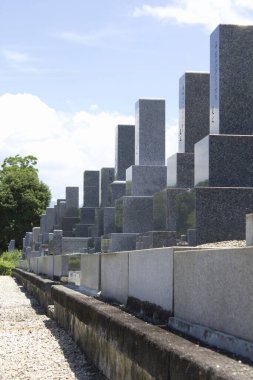 Şehir mezarlığı mermer mezar taşlarıyla dolu.