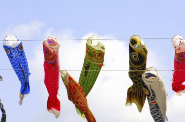 Japon koinobori ya da sazan balıklarının açık hava görüntüsü.                