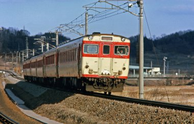 Tarlada raylarda giden eski tren. 