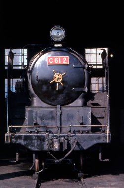 Arka planda eski buharlı lokomotif treni