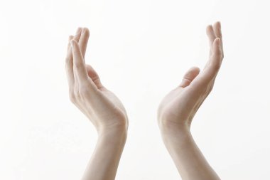 Eller genç kadının beyaz arka plan üzerinde