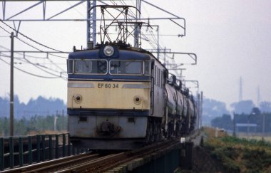 Asya şehrinden geçen trenin gündüz görüntüsü