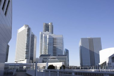 Yokohama, Japonya 'da mavi gökyüzü üzerinde modern şehir binaları
