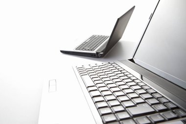 dizüstü bilgisayarlar beyaz arkaplanda izole edildi