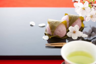 Lezzetli Japon Mochi, çiğnenmiş Asya tatlısı.
