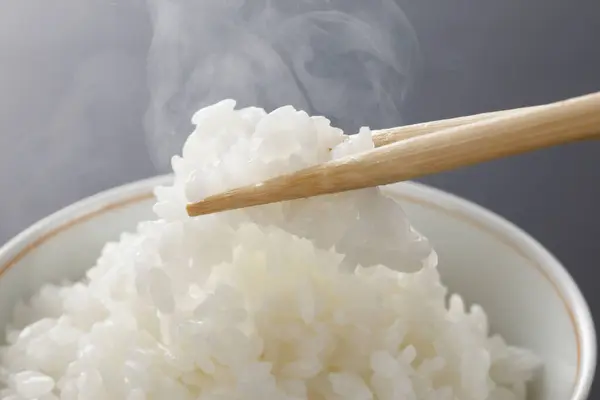 Weißer Reis Schüssel Und Essstäbchen — Stockfoto