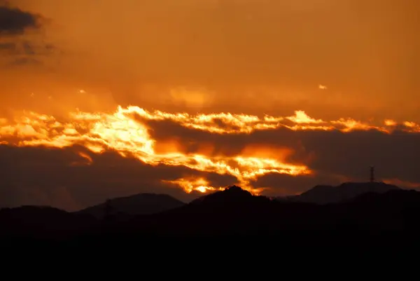 Prachtige Zonsondergang Hemel Met Zonovergoten Wolken — Stockfoto
