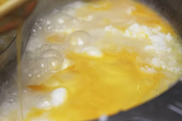 煎锅里的煎蛋 — 图库照片