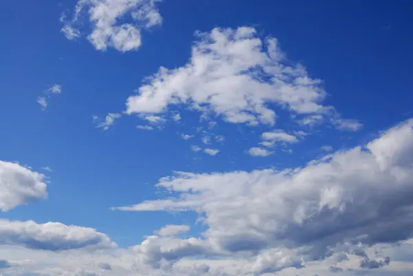 Fehér Bolyhos Felhők Tiszta Kék Ellen — Stock Fotó