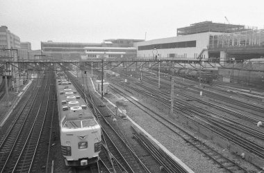 Şehirdeki tren istasyonu, siyah beyaz çekim.  