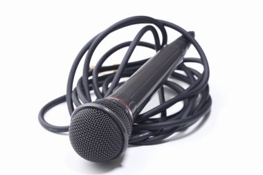 Beyaz arkaplanda izole edilmiş kabloyla mikrofona yaklaş