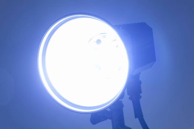 Stüdyodaki spot ışıklarının görüntüsü, yakın çekim 