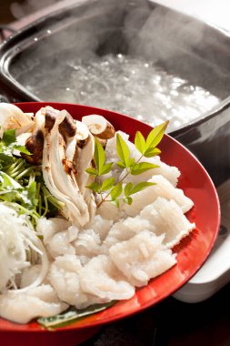 Sebzeli ve yağlı suyla lezzetli balıkların yakın görüntüsü 