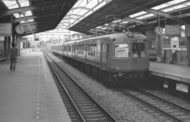 Japonya 'daki eski tren, sepya fotoğrafı.