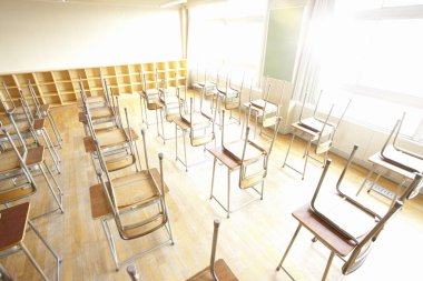 Okulda boş sınıf, eğitim kavramı 