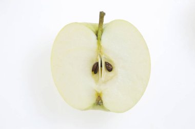 Yeşil elma yarısı
