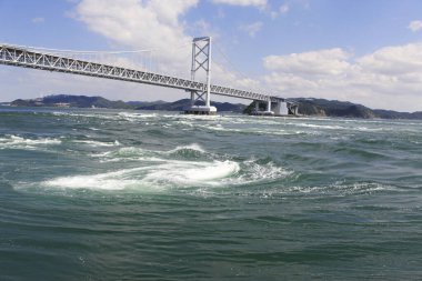 Girdapların ve Onaruto köprüsünün güzel manzarası
