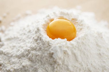 Unlu çiğ yumurta sarısının yakın plan görüntüsü. 