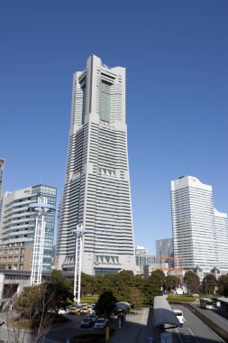 Yokohama, Japonya 'da mavi gökyüzü üzerinde modern şehir binaları