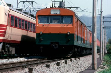 Asya şehrinden geçen trenin gündüz görüntüsü