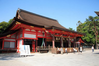 Güzel antik Japon tapınağının manzaralı görüntüsü.