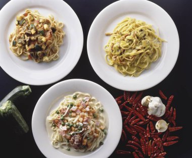 Çeşitli Japon yemeklerini gösteren bir mutfak fotoğrafı.