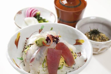 Lezzetli Japon yemekleri. Balık sashimi, sebze, kızarmış pirinç ve soslu kase.