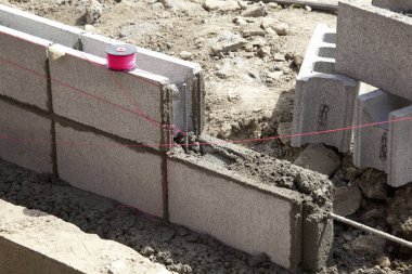 Kırmızı iplikli bir inşaat alanı.