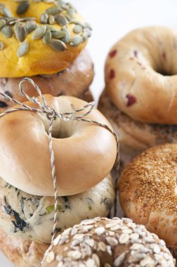 Beyaz arka planda taze simit 