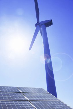 Rüzgar türbini ve güneş panellerinin düşük açılı görüntüsü. sürdürülebilir güç enerjisi 