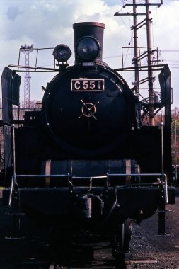 Arka planda eski buharlı lokomotif treni