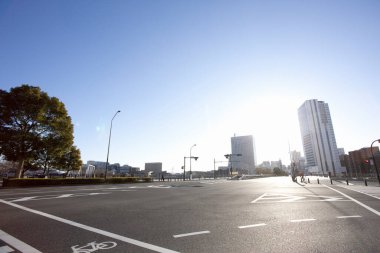 Yokohama, Japonya 'da mavi gökyüzü üzerinde modern şehir binaları