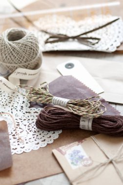 İplik, etiket ve kağıt gibi çeşitli el işleri malzemeleri.