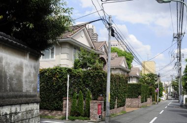 Modern binaların olduğu cadde manzarası