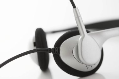 Beyaz arka planda modern kulaklık 