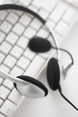 Kulaklıklar bilgisayar klavyesinde, kapat