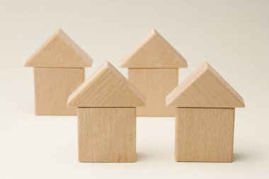 Yeni ahşap evlerin manzarasını kapatın. küçük oyuncak modelleri