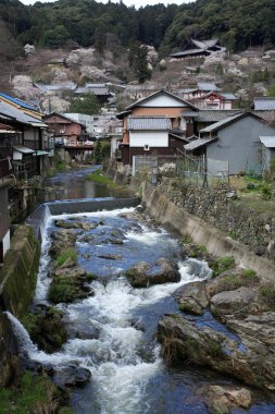 Eski kasaba sessizce dağların eteklerine yerleşti..