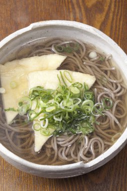 Bir kase çorba, erişte ve taze otlar..