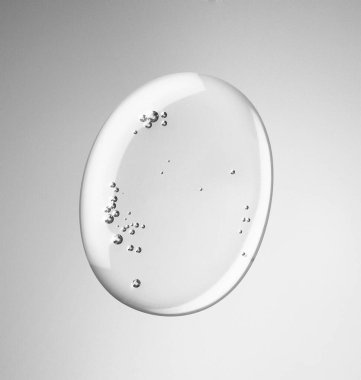 jel damlası gri arkaplanda izole edildi