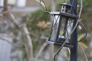 Bahçedeki eski metal fener, kapat.