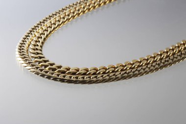 Beyaz arka planda güzel altın zincirler