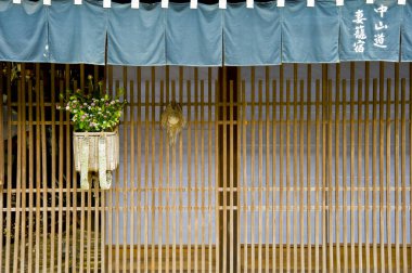 Çiçek süslemeli geleneksel Asya tarzı ev