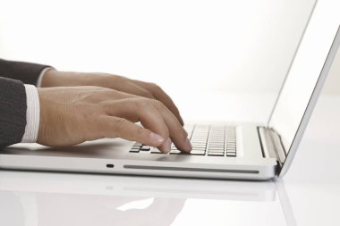 Dizüstü bilgisayarda yazı yazan elleri kapat 