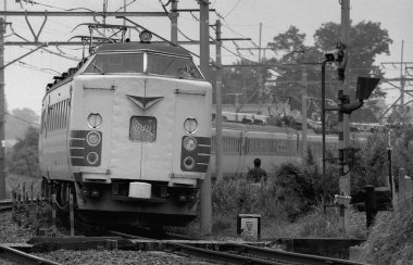 Siyah beyaz fotoğraf, yolcular tren raylarında..