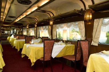 Bir tren restoranının detaylı görüntüsü içinde.